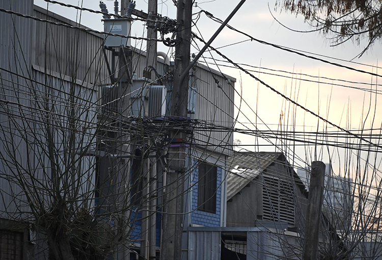 Exigen tramitar reglamento de la ley que obliga a retirar los cables en desuso de los postes