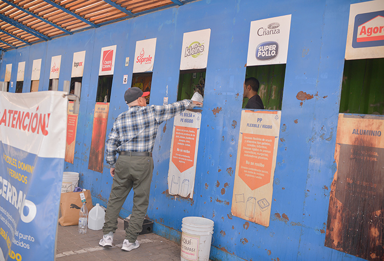 Un 26% de los chilenos declara reciclar semanalmente y la mitad lo hace ocasionalmente o nunca